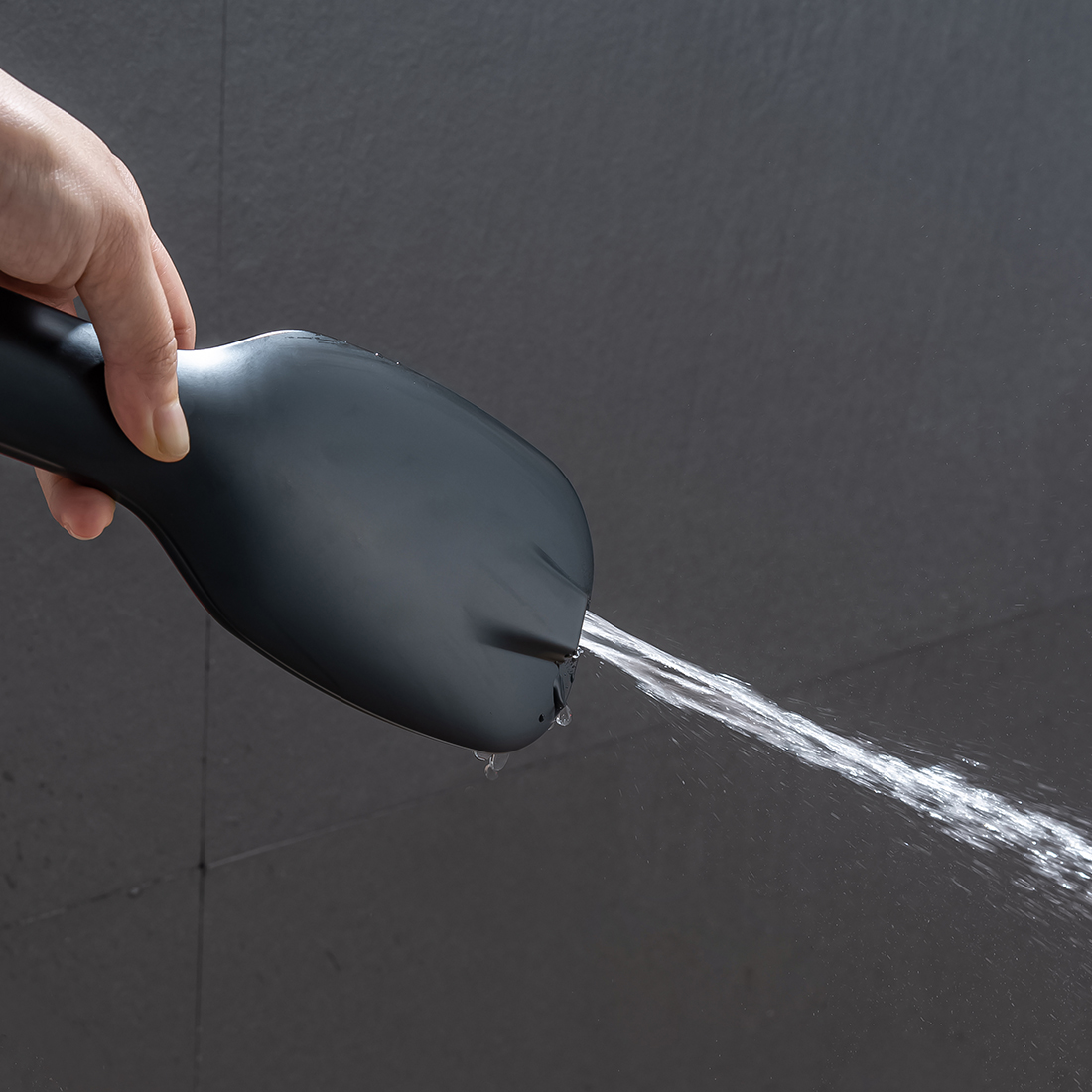 Pommeau de douche thermostatique de pluie de système de douche avec des ensembles tenus dans la main noir et rouge 12 Thermostatic Shower Heads System With Height Adjustable Holder Black And Red 6