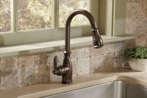 Gardez votre cuisine belle avec le robinet de cuisine en bronze frotté à l’huile